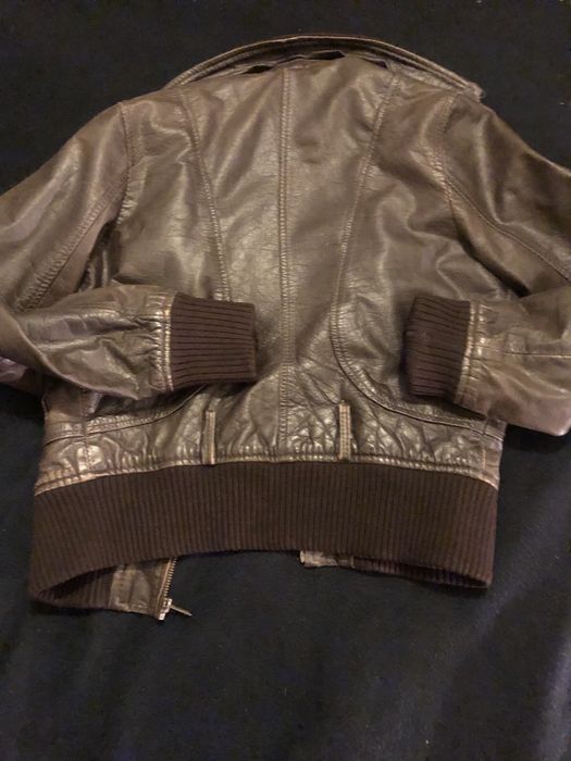 Blusão curto, fecho inteiro, com bolsos, usado
