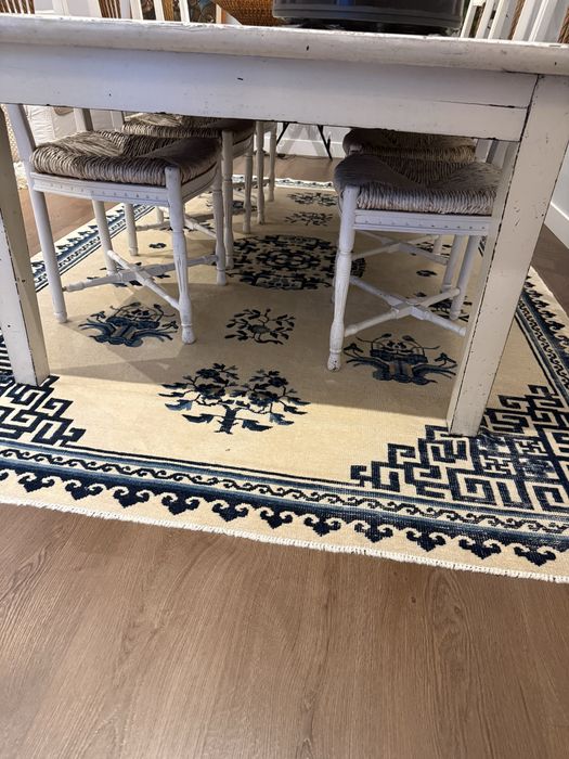 Tapete para sala em tons de bege e azul