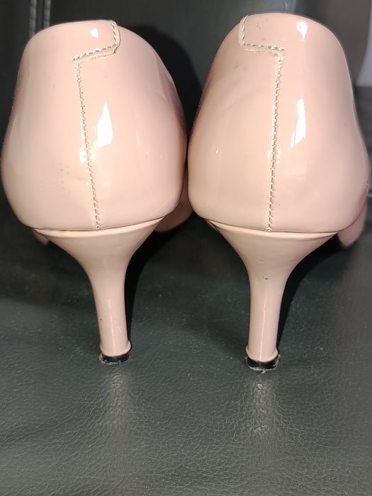 Buty na niewysokiej szpilce. 38, 24.5 cm