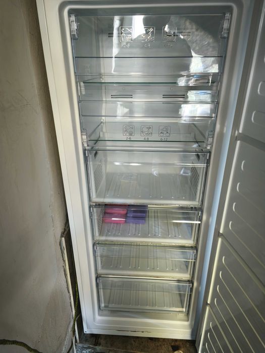 Морозильна камера Beko RFNE290L21W