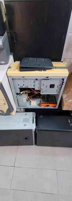 Diversos computadores para peças