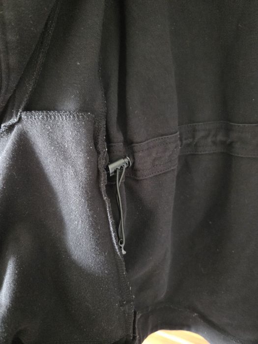 Czarna bluza damska z asymetrycznym zamkiem M CROPP