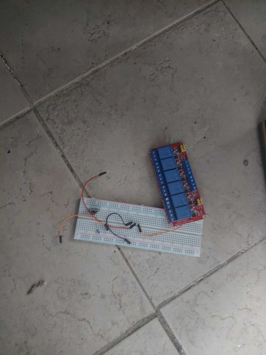 Arduino uno e todo o tipo de material e componentes eletrónicos.