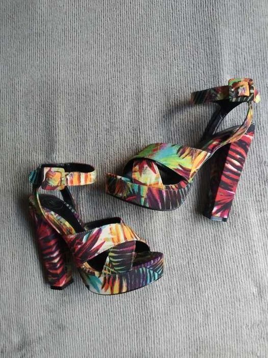 Buty na wysokim obcasie platformie sandały missguided