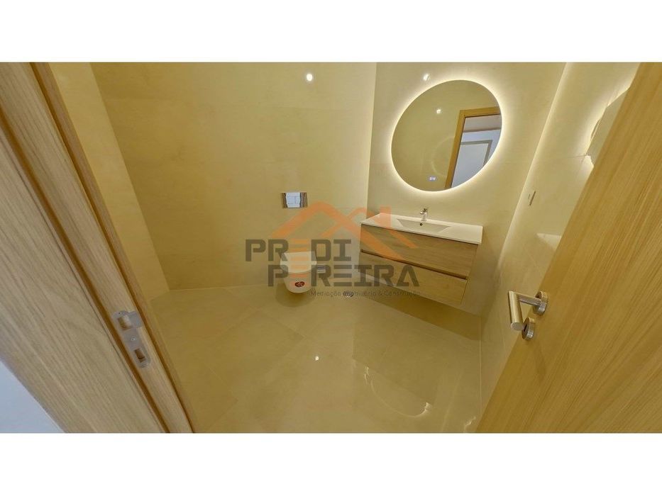 Apartamento T3 duplex remodelado, com box, situado em Casal de Cambra.