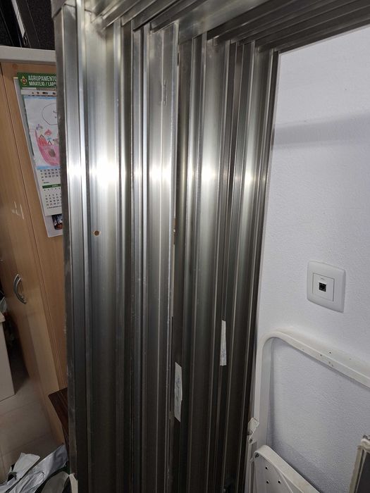 Janela e portas em aluminio, incluindo caixilharia (excelente estado)