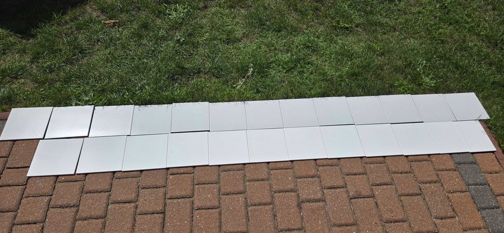 Kafelki 24x24 - 2 metry + 20x20 - 23 sztuk 2 różne kolory