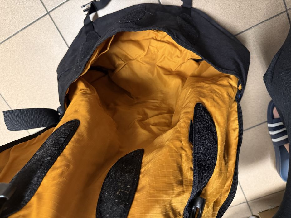 Męska torba listonoszka Crumpler Seedy Three - niebieskie paski