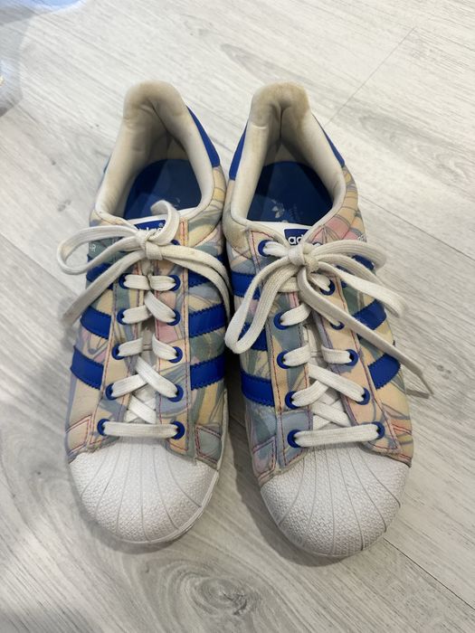 Vendo Tenis ADIDAS SUPERSTAR , EDIÇÃO  LIMITADA -39