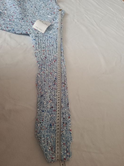 Sweter damski jasnoniebieski z kolorowym splotem luźny fason