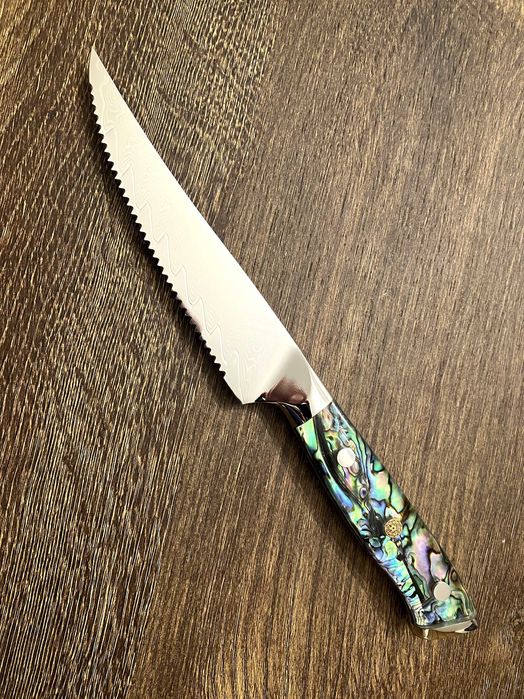 Piękny nóż kuchenny. Nóż z ząbkami. DAMASZEK 67 warstw