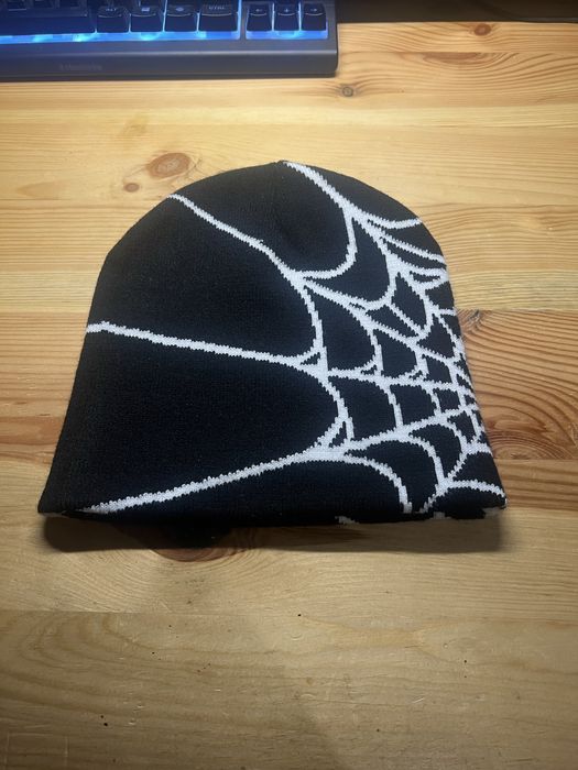 Czarna czapka z pajeczyną