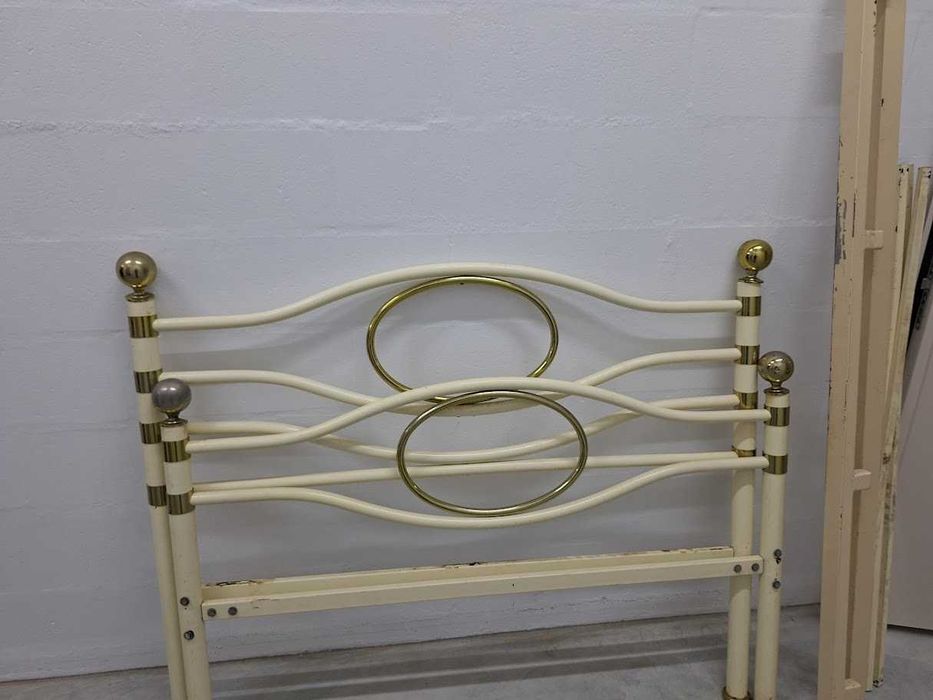 Cama em ferro de casal com estrado desmontada