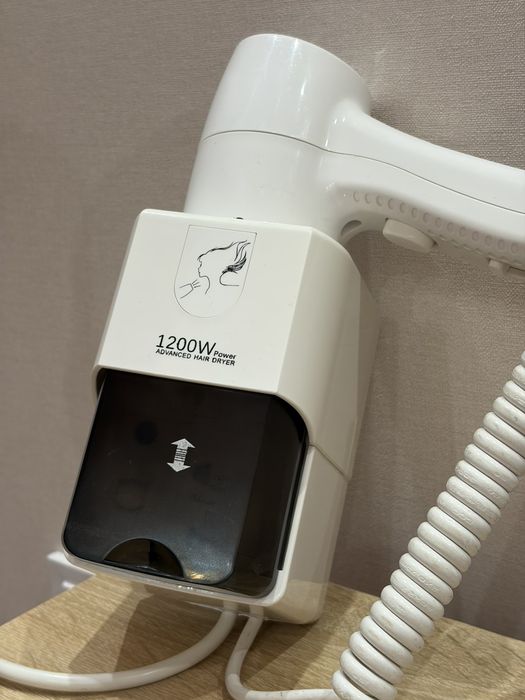 Продам фен настінний Trento 1200w білий