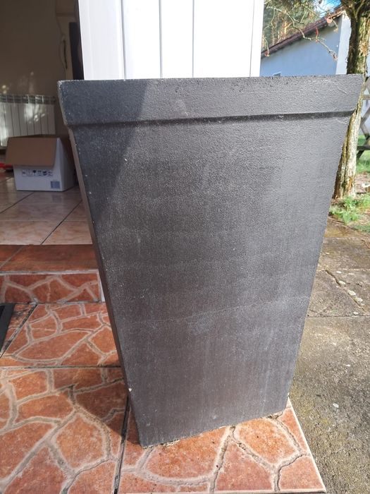 Donica betonowa czarna