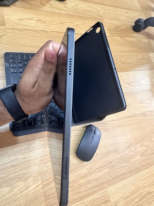 Tablet Samsung Galaxy Tab A9+ com teclado e rato