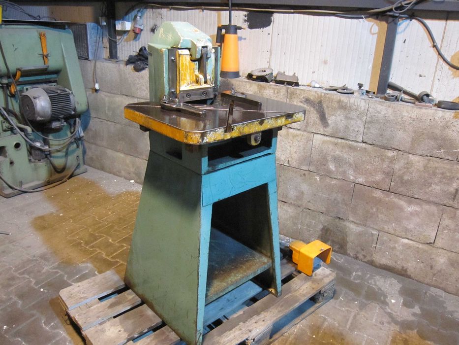 Wykrawarka do naroży gilotyna do blachy pneumatyczna