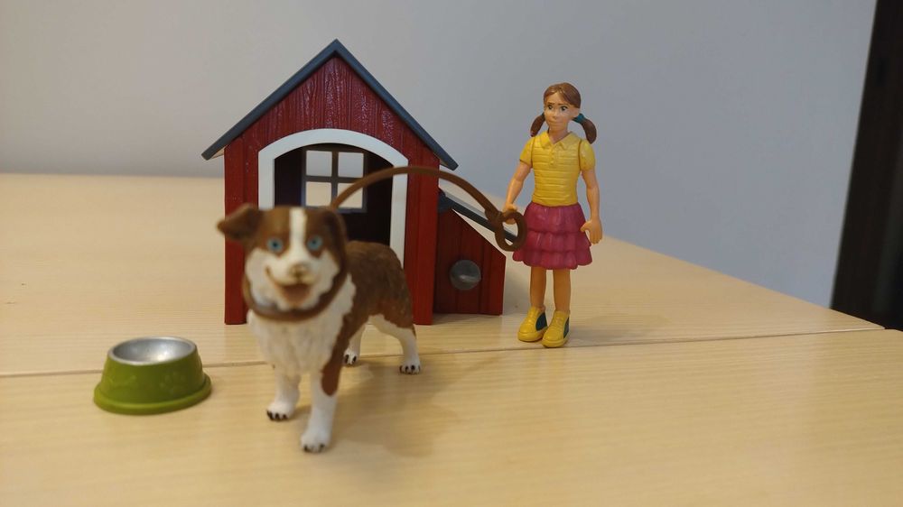 Schleich: Dog Kennel i Spacer z psem rasy Labladar Retriever