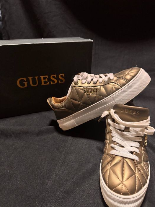Оригінальні кросівки Guess
