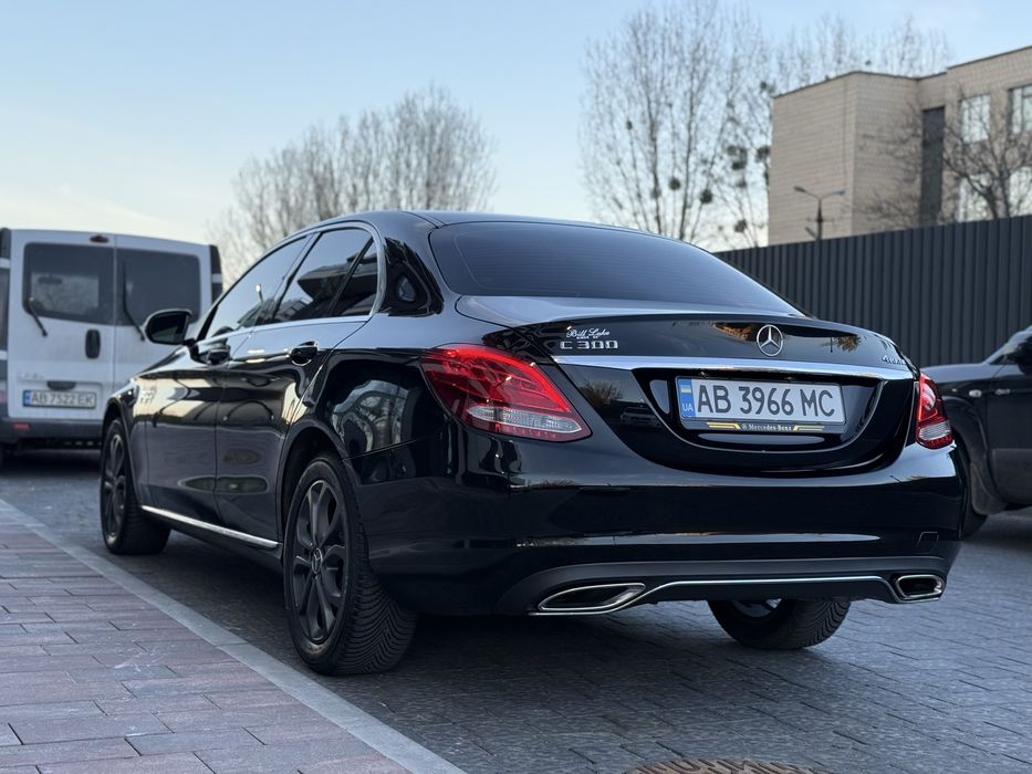 Mercedes Benz C 300 (4MATIC)  в гарному стані