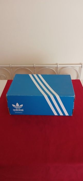 Caixa Adidas, vazia