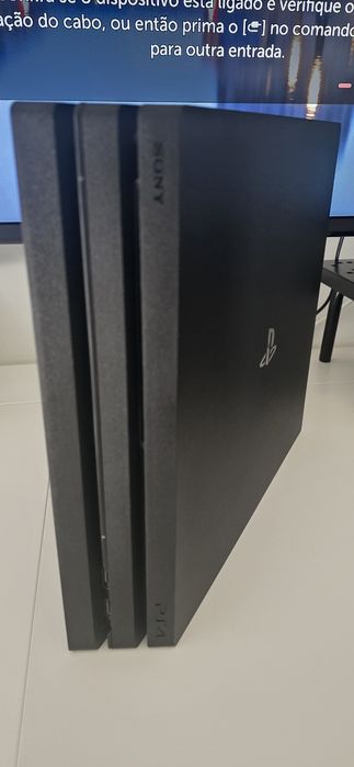 PS4 pro 1Tb como nova + 2 comandos + 3 jogos