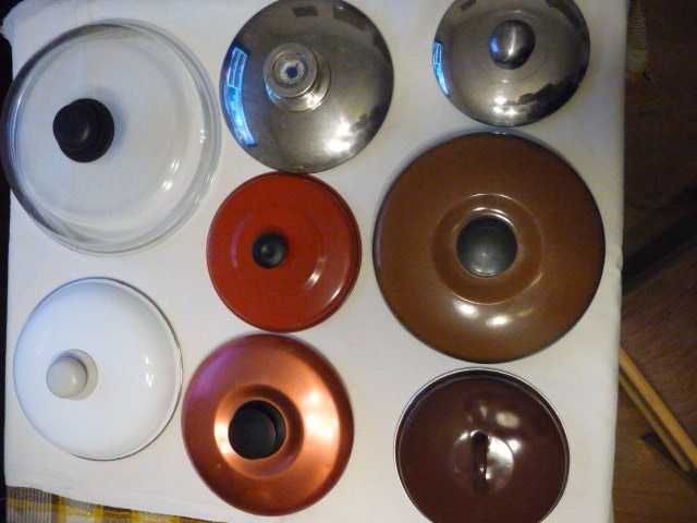 Pokrywka emaliowana z czasów PRL, fi 22 cm.