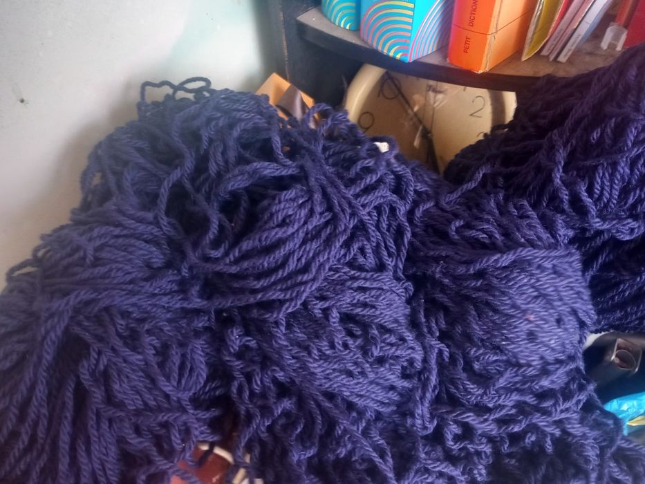 Várias meadas e tipos de lã , cada meada pesa 250 g +/- a 2,50 € e 3 €