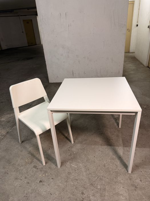 Mesa e cadeira da ikea