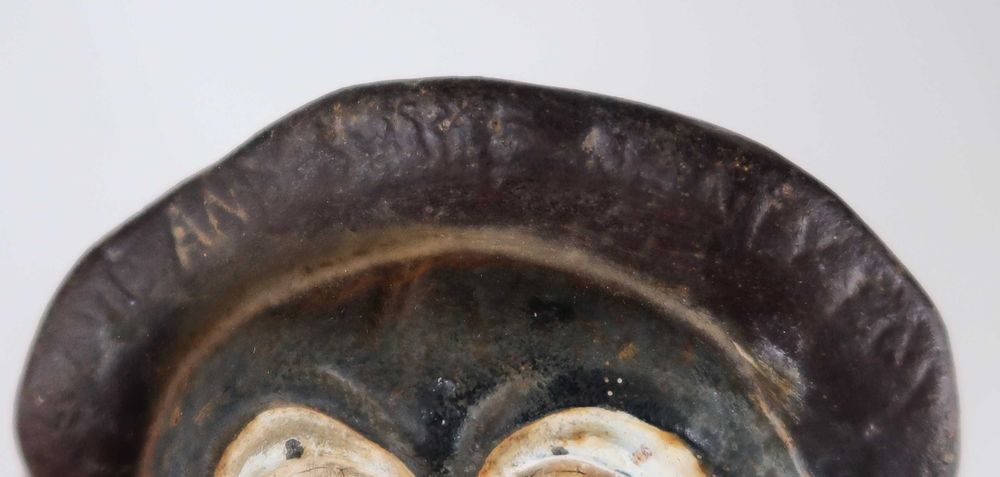 Mealheiro antigo em ferro fundido