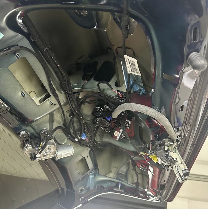 Електропривід багажника для Skoda Octavia A8