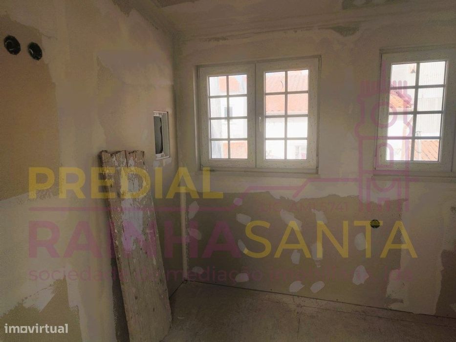 Prédio em reconstrução com 5 apartamentos T!
