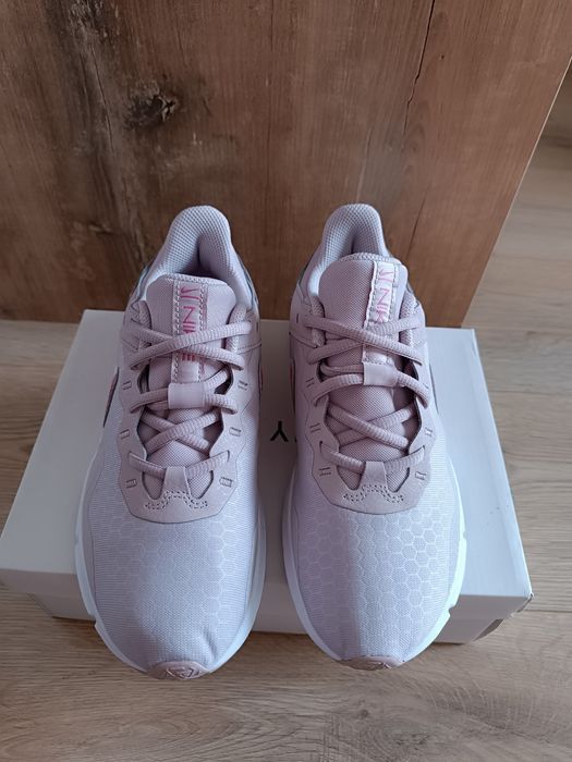 Sprzedam damskie sportowe buty Nike Legend essential 2 w roz 37,5.Jak nowe.