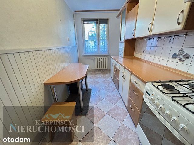 2 pokoje, niskie piętro, świetna lokalizacja.