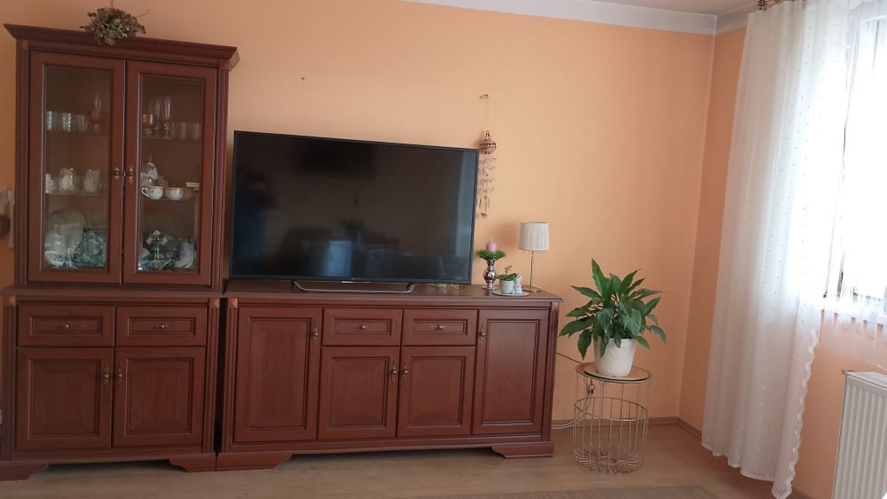 Stół , 6 krzeseł, witryna, komoda