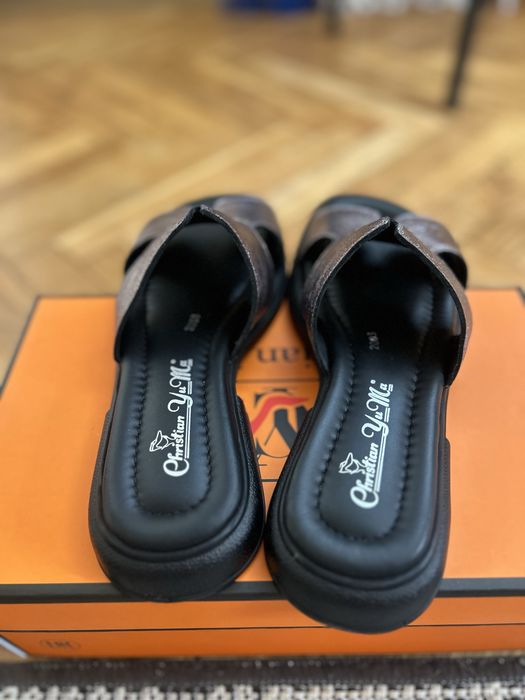 Шльопанці шкіряні жіночі в стилі Hermes