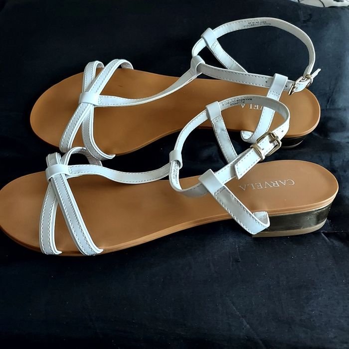 Sandały białe na paseczki delikatnie połyskujące Carvela