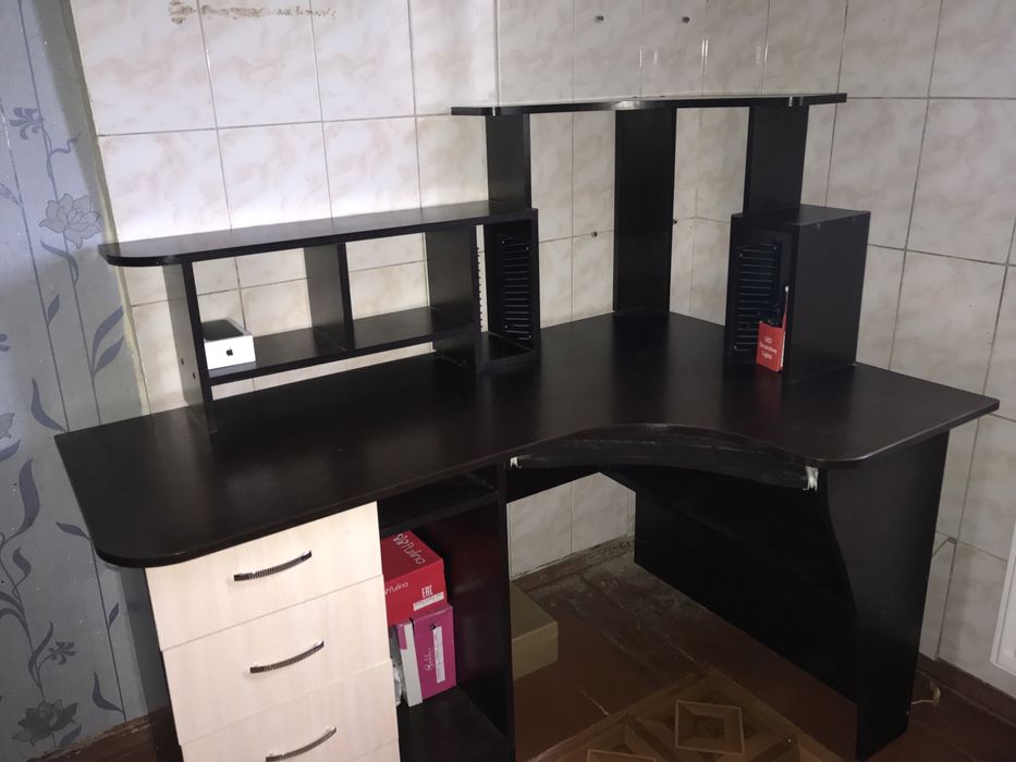 Комп’ютерний стіл