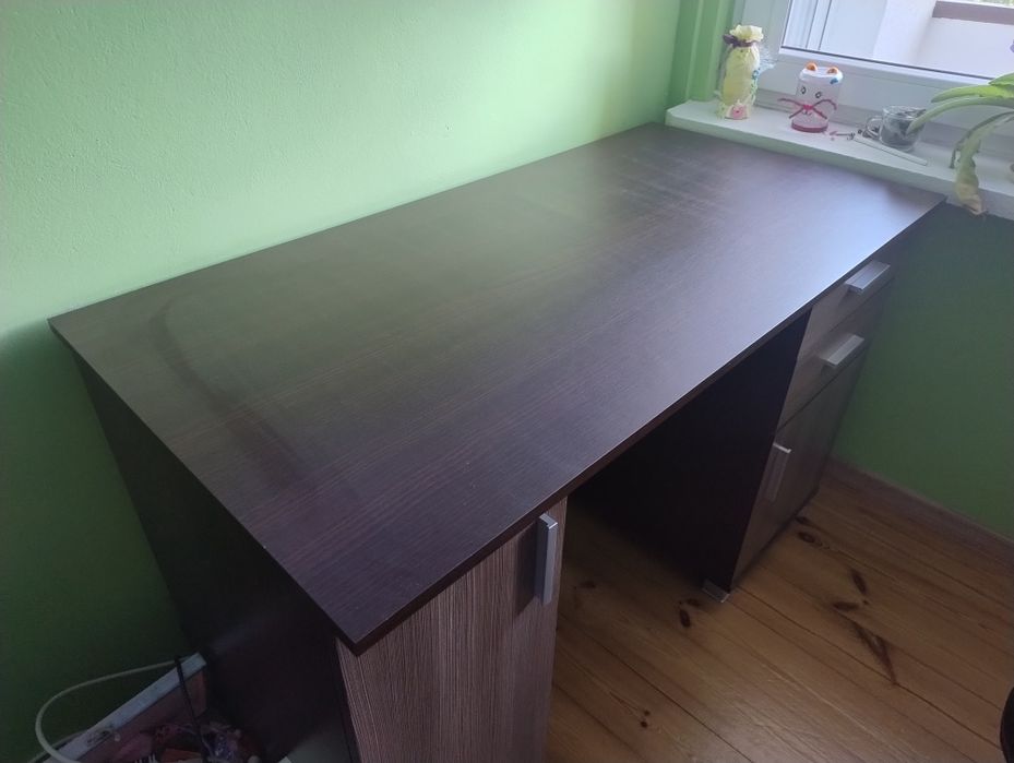 Biurko z miejscem na klawiaturę