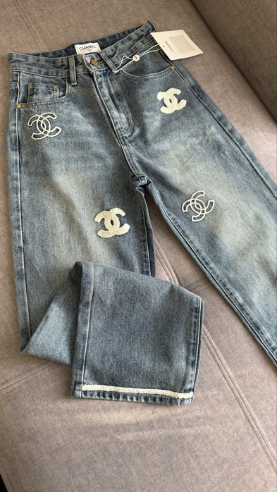 Голубые джинсы бренд