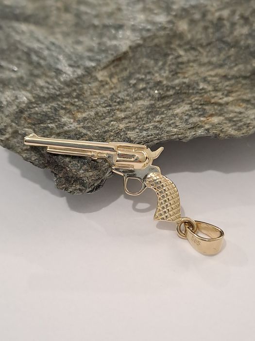 Złota zawieszka Rewolwer Pr.585 Nowa 2.4 x 1 cm