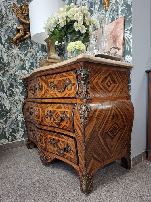 Cómoda estilo Luis XV folheada a Rosewood.