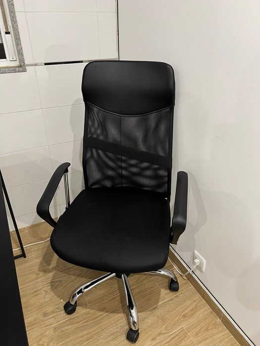 Mesa de escritório + cadeira + aquecedor