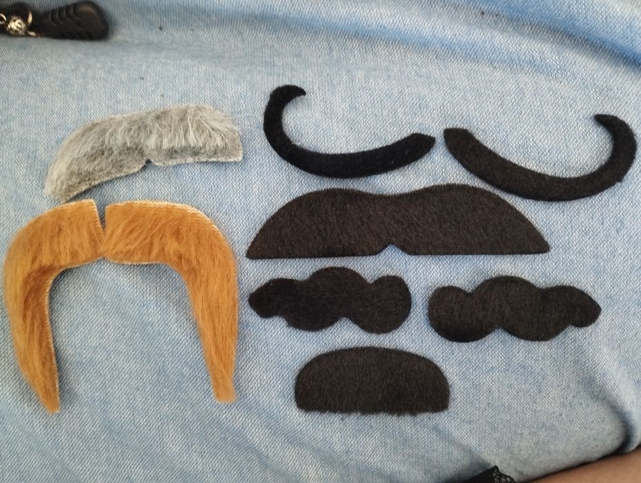 Chapéu mexicano pequeno, bigodes e cactos adesi