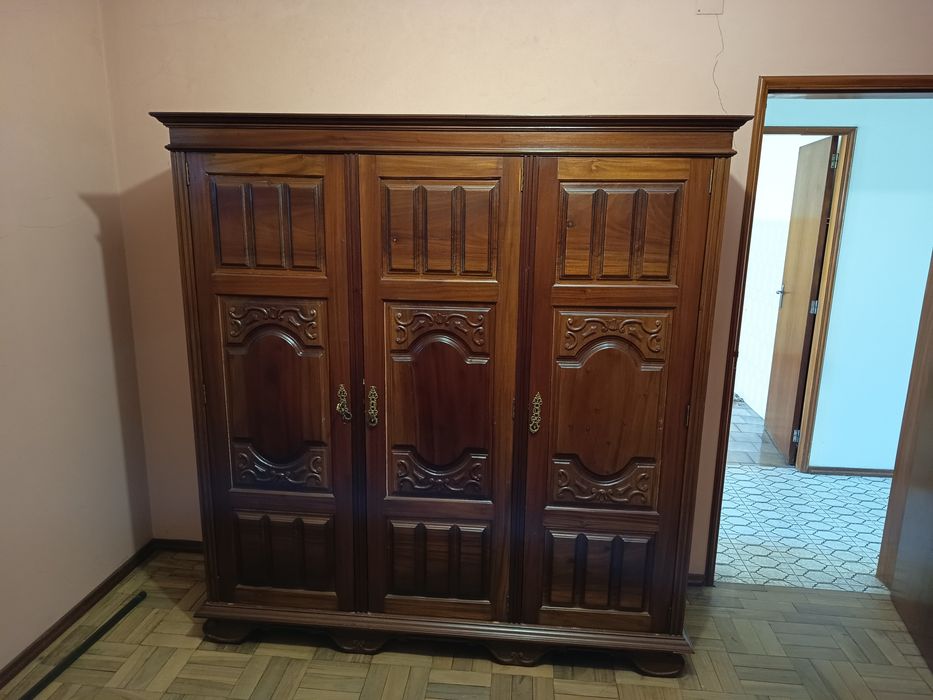 Cama em madeira e roupeiro em madeira