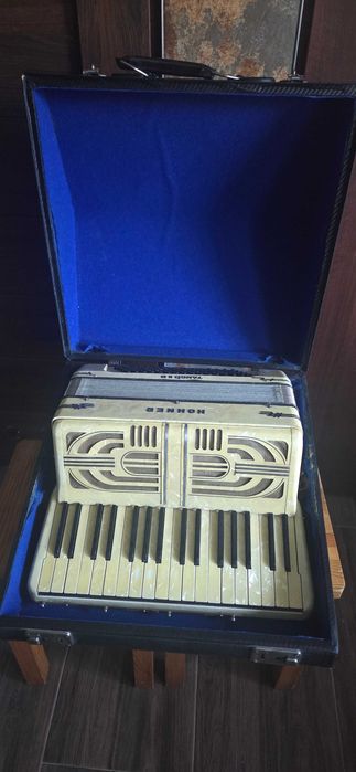Hohner 80 basowy 3/5 chóry głośny i super grający.