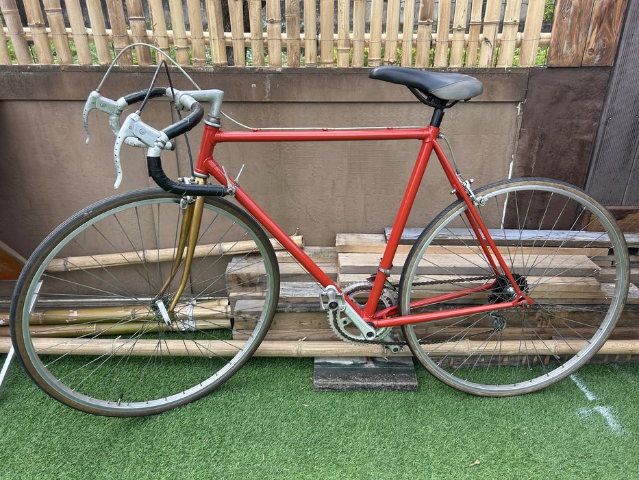 Bicicleta antiga de estrata