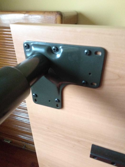 Mesa para escritório em madeira e ferro