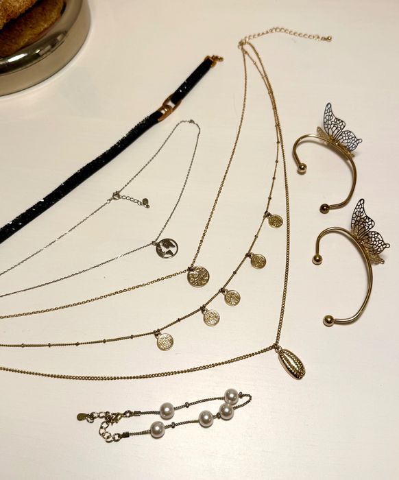 Zestaw biżuterii, naszyjniki, nausznica, bransoletka