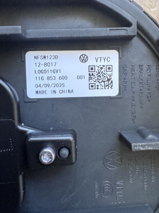 Емблема передня  VOLKSWAGEN ID.4 CROZZ (11G 853 600)
